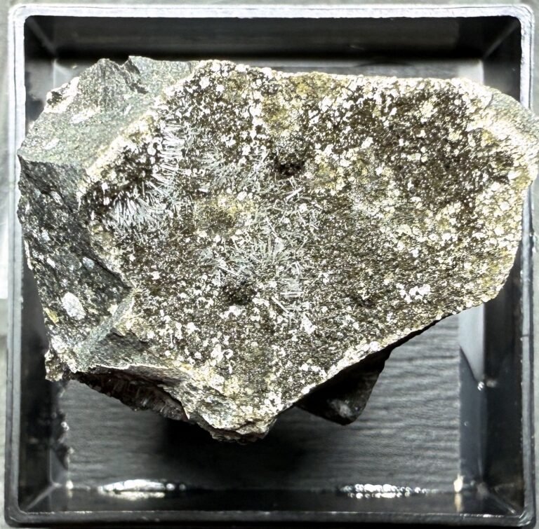 SOLD MMS 59 P1591 Nontronite, Natrolite, Phillipsite, Ben Lomond, New South Wales
